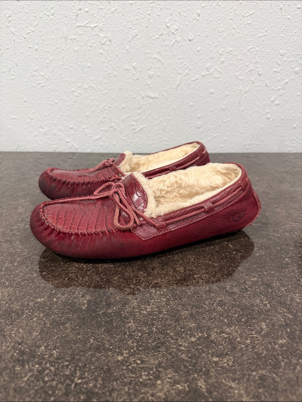 UGG Dakota Wine Red Sheepskin Lined Moccasin Slippers Size‎ 7